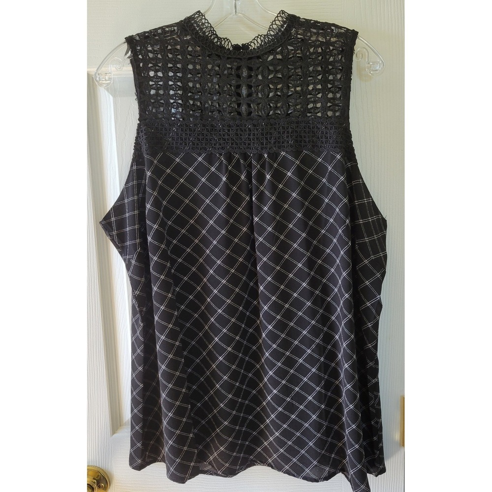 Maurices Top Size 1 (1X) Black White Sleeveless Lace Embellished Flowy Plaid NWT